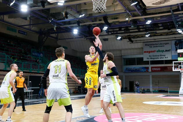 5. Spieltag der easyCredit BBL Basketball Bundesliga in der Oberfrankenhalle in Bayreuth Saison 2020-2021 Medi Bayreuth gegen ALBA Berlin Andreas Seiferth (Medi Bayreuth 11) links Matthew Tiby (Medi Bayreuth 15) rechts Lukas Sikma (ALBA Berlin 43) mitte