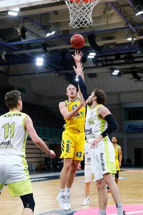 5. Spieltag der easyCredit BBL Basketball Bundesliga in der Oberfrankenhalle in Bayreuth Saison 2020-2021 Medi Bayreuth gegen ALBA Berlin Matthew Tiby (Medi Bayreuth 15) rechts Lukas Sikma (ALBA Berlin 43) links