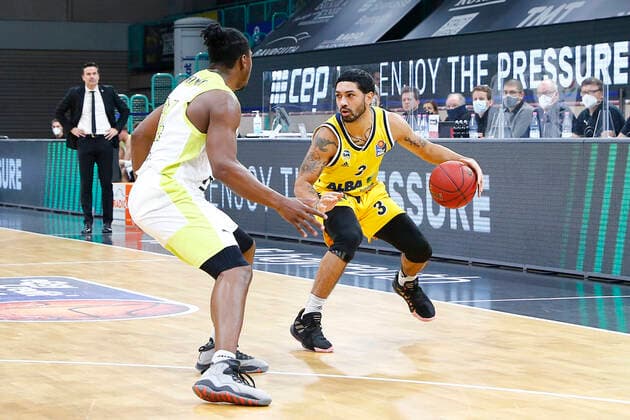 5. Spieltag der easyCredit BBL Basketball Bundesliga in der Oberfrankenhalle in Bayreuth Saison 2020-2021 Medi Bayreuth gegen ALBA Berlin Frank Bartley (Medi Bayreuth 24) links Peyton Siva (ALBA Berlin 3) rechts