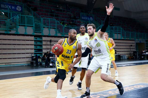 5. Spieltag der easyCredit BBL Basketball Bundesliga in der Oberfrankenhalle in Bayreuth Saison 2020-2021 Medi Bayreuth gegen ALBA Berlin Matthew Tiby (Medi Bayreuth 15) rechts Jayson Granger (ALBA Berlin 33) links