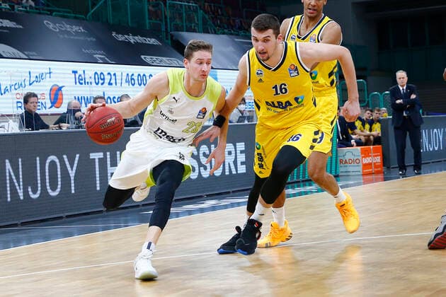 5. Spieltag der easyCredit BBL Basketball Bundesliga in der Oberfrankenhalle in Bayreuth Saison 2020-2021 Medi Bayreuth gegen ALBA Berlin David Walker (Medi Bayreuth23) links Kresimir Nikic (ALBA Berlin 16) rechts