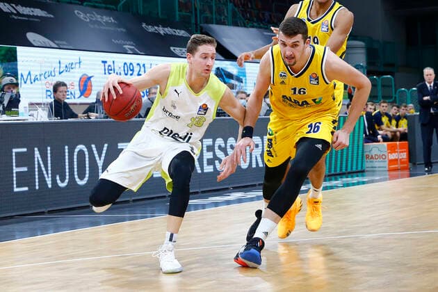 5. Spieltag der easyCredit BBL Basketball Bundesliga in der Oberfrankenhalle in Bayreuth Saison 2020-2021 Medi Bayreuth gegen ALBA Berlin David Walker (Medi Bayreuth23) links Kresimir Nikic (ALBA Berlin 16) rechts
