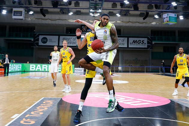 5. Spieltag der easyCredit BBL Basketball Bundesliga in der Oberfrankenhalle in Bayreuth Saison 2020-2021 Medi Bayreuth gegen ALBA Berlin Dererk Pardon (Medi Bayreuth 0) vorne Kresimir Nikic (ALBA Berlin 16) hinten