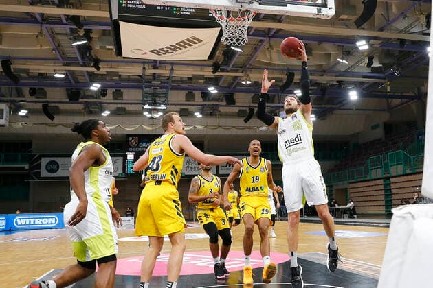 5. Spieltag der easyCredit BBL Basketball Bundesliga in der Oberfrankenhalle in Bayreuth Saison 2020-2021 Medi Bayreuth gegen ALBA Berlin Matthew Tiby (Medi Bayreuth 15) rechts Lukas Sikma (ALBA Berlin 43) links
