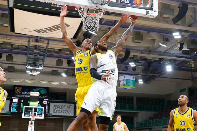 5. Spieltag der easyCredit BBL Basketball Bundesliga in der Oberfrankenhalle in Bayreuth Saison 2020-2021 Medi Bayreuth gegen ALBA Berlin Dererk Pardon (Medi Bayreuth 0) rechts Louis Olinde (ALBA Berlin 19) links