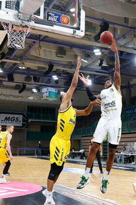 5. Spieltag der easyCredit BBL Basketball Bundesliga in der Oberfrankenhalle in Bayreuth Saison 2020-2021 Medi Bayreuth gegen ALBA Berlin Dererk Pardon (Medi Bayreuth 0) rechts Johannes Thiemann (ALBA Berlin 32) links