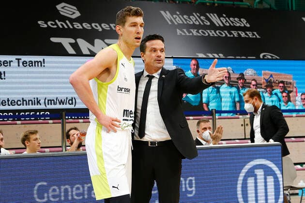 5. Spieltag der easyCredit BBL Basketball Bundesliga in der Oberfrankenhalle in Bayreuth Saison 2020-2021 Medi Bayreuth gegen ALBA Berlin Raoul Korner (Medi Bayreuth) Trainer rechts Andreas Seiferth (Medi Bayreuth 11) links