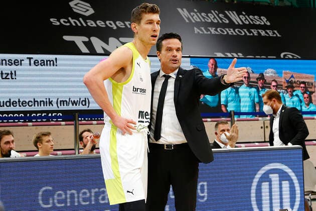 5. Spieltag der easyCredit BBL Basketball Bundesliga in der Oberfrankenhalle in Bayreuth Saison 2020-2021 Medi Bayreuth gegen ALBA Berlin Raoul Korner (Medi Bayreuth) Trainer rechts Andreas Seiferth (Medi Bayreuth 11) links