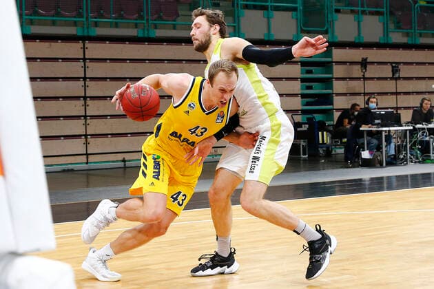 5. Spieltag der easyCredit BBL Basketball Bundesliga in der Oberfrankenhalle in Bayreuth Saison 2020-2021 Medi Bayreuth gegen ALBA Berlin Matthew Tiby (Medi Bayreuth 15) rechts Lukas Sikma (ALBA Berlin 43) links