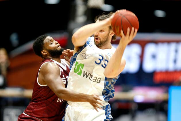 06.12.2020, easyCredit Basketball Bundesliga, BBL, Saison 2020 2021, Herren, Chemnitz Niners - Fraport Skyliners Frankfurt Marco Völler, Fraport Skyliner Frankfurt, Joe Lawson, Niners Chemnitz Chemnitz Messe Chemnitz Sachsen Germany