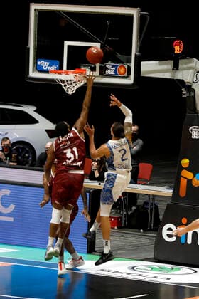06.12.2020, easyCredit Basketball Bundesliga, BBL, Saison 2020 2021, Herren, Chemnitz Niners - Fraport Skyliners Frankfurt Joe Lawson, Niners Chemnitz, Michael Kessens, Fraport Skyliner Frankfurt Chemnitz Messe Chemnitz Sachsen Germany