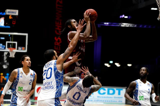 06.12.2020, easyCredit Basketball Bundesliga, BBL, Saison 2020 2021, Herren, Chemnitz Niners - Fraport Skyliners Frankfurt Marcus Thornton, Niners Chemnitz, Rasheed Moore, Fraport Skyliner Frankfurt Chemnitz Messe Chemnitz Sachsen Germany