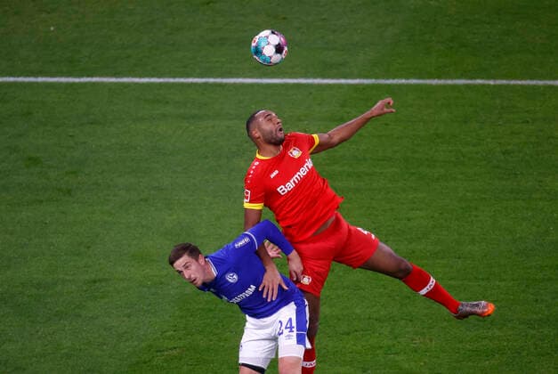 FC Schalke 04 : Bayer Leverkusen Bastian OCZIPKA (S04) li und Jonathan TAH (LEV) 06.12.2020, Fussball Saison 2020 21 1. Bundesliga, 10. Spieltag, FC Schalke 04 : Bayer Leverkusen 0:12 Foto: Norbert Schmidt SPORTSPhoto Pool