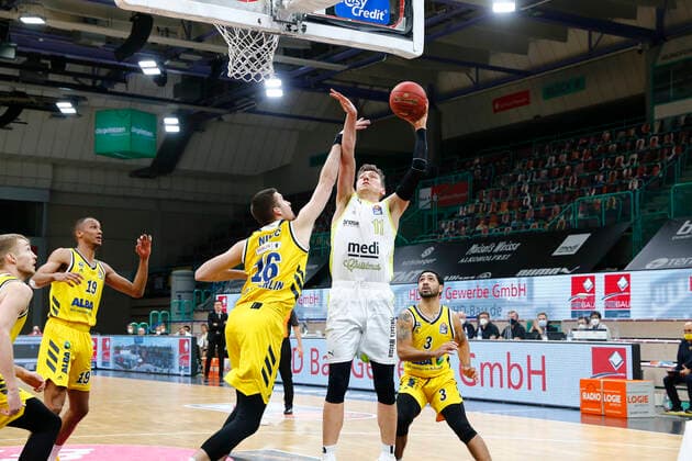 5. Spieltag der easyCredit BBL Basketball Bundesliga in der Oberfrankenhalle in Bayreuth Saison 2020-2021 Medi Bayreuth gegen ALBA Berlin Andreas Seiferth (Medi Bayreuth 11) rechts Kresimir Nikic (ALBA Berlin 16) links