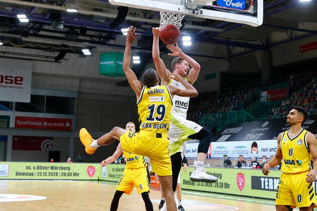 5. Spieltag der easyCredit BBL Basketball Bundesliga in der Oberfrankenhalle in Bayreuth Saison 2020-2021 Medi Bayreuth gegen ALBA Berlin David Walker (Medi Bayreuth23) rechts Louis Olinde (ALBA Berlin 19) links