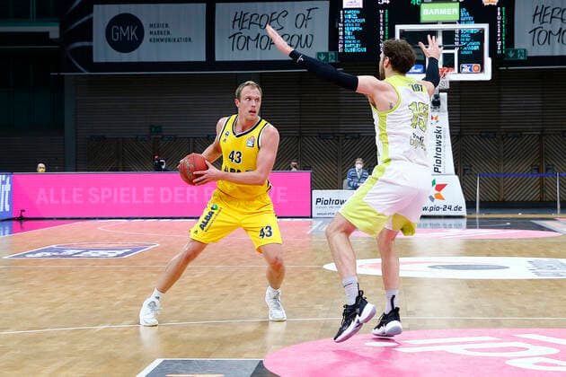 5. Spieltag der easyCredit BBL Basketball Bundesliga in der Oberfrankenhalle in Bayreuth Saison 2020-2021 Medi Bayreuth gegen ALBA Berlin Matthew Tiby (Medi Bayreuth 15) rechts Lukas Sikma (ALBA Berlin 43) links
