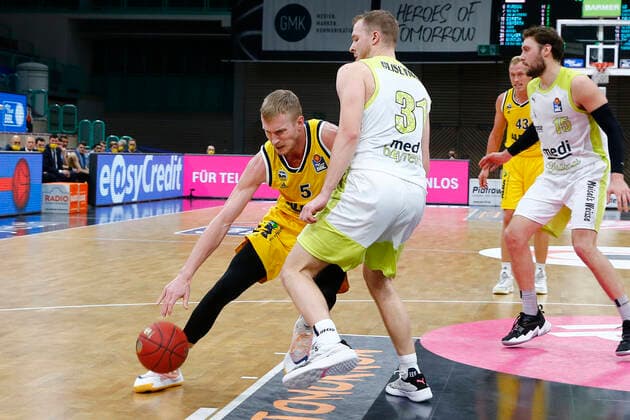 5. Spieltag der easyCredit BBL Basketball Bundesliga in der Oberfrankenhalle in Bayreuth Saison 2020-2021 Medi Bayreuth gegen ALBA Berlin Osvaldas Olisevicius (Medi Bayreuth 31) rechts Niels Giffey (ALBA Berlin 5) links
