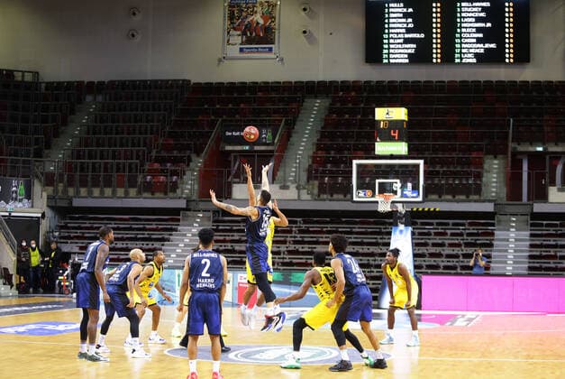 Ludwigsburg , Basketball easyCredit BBL Bundesliga , MHP RIESEN Ludwigsburg vs. HAKRO Merlins Crailsheim , Übersicht Tip Off vor leerer Tribüne