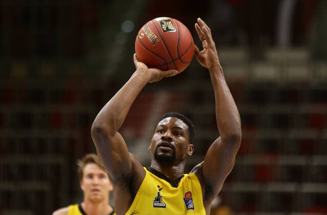 Ludwigsburg , Basketball easyCredit BBL Bundesliga , MHP RIESEN Ludwigsburg vs. HAKRO Merlins Crailsheim , Yorman Polas Bartolo ( Riesen )