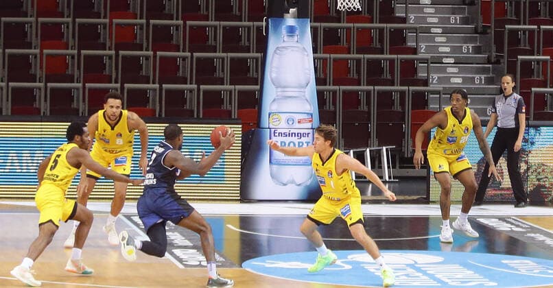 Ludwigsburg , Basketball easyCredit BBL Bundesliga , MHP RIESEN Ludwigsburg vs. HAKRO Merlins Crailsheim , Spielszene vor leerer Tribüne
