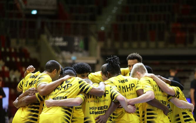 Ludwigsburg , Basketball easyCredit BBL Bundesliga , MHP RIESEN Ludwigsburg vs. HAKRO Merlins Crailsheim , Riesen machen einen Kreis vor dem Spiel