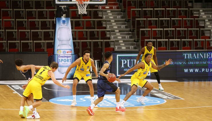 Ludwigsburg , Basketball easyCredit BBL Bundesliga , MHP RIESEN Ludwigsburg vs. HAKRO Merlins Crailsheim , Übersicht , Spielszene vor leerer tribüne