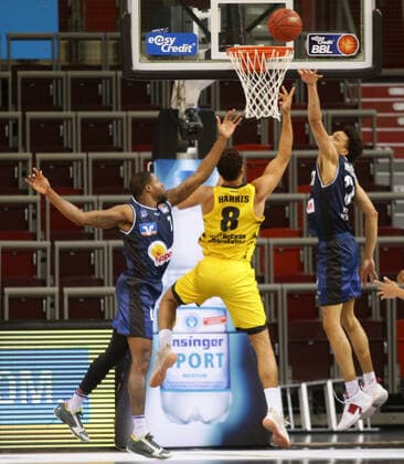 Ludwigsburg , Basketball easyCredit BBL Bundesliga , MHP RIESEN Ludwigsburg vs. HAKRO Merlins Crailsheim , Spielszene