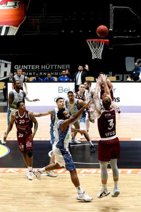06.12.2020, easyCredit Basketball Bundesliga, BBL, Saison 2020 2021, Herren, Chemnitz Niners - Fraport Skyliners Frankfurt Malte Ziegenhagen, Niners Chemnitz, Quantez Robertson, Fraport Skyliner Frankfurt Chemnitz Messe Chemnitz Sachsen Germany