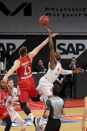 06.12.2020, xemx, Basketball BBL Bundesliga, FC Bayern Muenchen Basketball - BG Göttingen emspor, v.l. Leon Radosevic (FC Bayern Basketball) und Tai Odiase (BG Goettingen) Zweikampf, Duell, Kampf, tackle (DFL DFB REGULATIONS PROHIBIT ANY USE OF PHOTOGRAPHS as IMAGE SEQUENCES and or QUASI-VIDEO) Muenchen