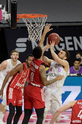 06.12.2020, xemx, Basketball BBL Bundesliga, FC Bayern Muenchen Basketball - BG Göttingen emspor, v.l. Nick Weiler-Babb (FC Bayern Basketball) und Luke Nelson (BG Goettingen) Zweikampf, Duell, Kampf, tackle (DFL DFB REGULATIONS PROHIBIT ANY USE OF PHOTOGRAPHS as IMAGE SEQUENCES and or QUASI-VIDEO) Muenchen