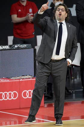 06.12.2020, xemx, Basketball BBL Bundesliga, FC Bayern Muenchen Basketball - BG Göttingen emspor, v.l. Head Coach Andrea Trinchieri (FC Bayern Basketball) gibt Anweisungen, gestikuliert mit den Armen, gesticulate, gives instructions (DFL DFB REGULATIONS PROHIBIT ANY USE OF PHOTOGRAPHS as IMAGE SEQUENCES and or QUASI-VIDEO) Muenchen