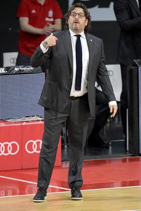 06.12.2020, xemx, Basketball BBL Bundesliga, FC Bayern Muenchen Basketball - BG Göttingen emspor, v.l. Head Coach Andrea Trinchieri (FC Bayern Basketball) gibt Anweisungen, gestikuliert mit den Armen, gesticulate, gives instructions (DFL DFB REGULATIONS PROHIBIT ANY USE OF PHOTOGRAPHS as IMAGE SEQUENCES and or QUASI-VIDEO) Muenchen
