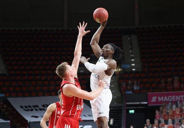 Leon RADOSEVIC ( 43 FCBB) vs Goettingens 12 Tai ODIASE. Basketball, FC Bayern - Goettingen, Bundesliga, Saison 2020-2021, am 6.12.2020 in Muenchen, A U D I D O M E, Deutschland. Quelle Copyright Credit : Oryk HAIST