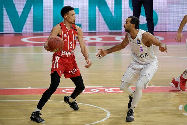 06.12.2020, xemx, Basketball BBL Bundesliga, FC Bayern Muenchen Basketball - BG Göttingen emspor, v.l. Wade Baldwin (FC Bayern Basketball) und Akeem Vargas (BG Goettingen) Zweikampf, Duell, Kampf, tackle (DFL DFB REGULATIONS PROHIBIT ANY USE OF PHOTOGRAPHS as IMAGE SEQUENCES and or QUASI-VIDEO) Muenchen