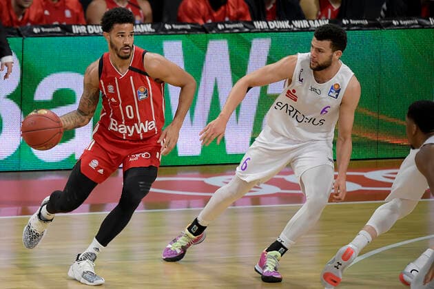 06.12.2020, xemx, Basketball BBL Bundesliga, FC Bayern Muenchen Basketball - BG Göttingen emspor, v.l. Nick Weiler-Babb (FC Bayern Basketball) und Luke Nelson (BG Goettingen) Zweikampf, Duell, Kampf, tackle (DFL DFB REGULATIONS PROHIBIT ANY USE OF PHOTOGRAPHS as IMAGE SEQUENCES and or QUASI-VIDEO) Muenchen