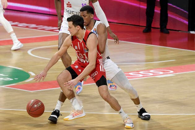 06.12.2020, xemx, Basketball BBL Bundesliga, FC Bayern Muenchen Basketball - BG Göttingen emspor, v.l. Zan Mark Sisko (FC Bayern Basketball) und Aubrey Dawkins (BG Goettingen) Zweikampf, Duell, Kampf, tackle (DFL DFB REGULATIONS PROHIBIT ANY USE OF PHOTOGRAPHS as IMAGE SEQUENCES and or QUASI-VIDEO) Muenchen