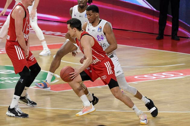 06.12.2020, xemx, Basketball BBL Bundesliga, FC Bayern Muenchen Basketball - BG Göttingen emspor, v.l. Zan Mark Sisko (FC Bayern Basketball) und Aubrey Dawkins (BG Goettingen) Zweikampf, Duell, Kampf, tackle (DFL DFB REGULATIONS PROHIBIT ANY USE OF PHOTOGRAPHS as IMAGE SEQUENCES and or QUASI-VIDEO) Muenchen