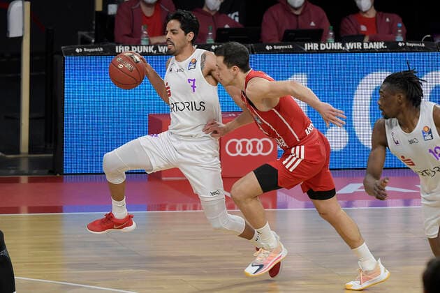 06.12.2020, xemx, Basketball BBL Bundesliga, FC Bayern Muenchen Basketball - BG Göttingen emspor, v.l. Jorge Gutierrez (BG Goettingen) und Zan Mark Sisko (FC Bayern Basketball) Zweikampf, Duell, Kampf, tackle (DFL DFB REGULATIONS PROHIBIT ANY USE OF PHOTOGRAPHS as IMAGE SEQUENCES and or QUASI-VIDEO) Muenchen
