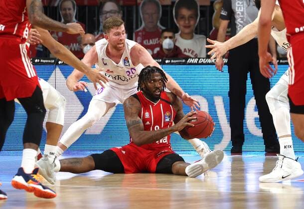 Goettingens 20 Will RAYMAN ueber Jalen REYNOLDS ( 8 FCBB). Basketball, FC Bayern - Goettingen, Bundesliga, Saison 2020-2021, am 6.12.2020 in Muenchen, A U D I D O M E, Deutschland. Quelle Copyright Credit : Oryk HAIST