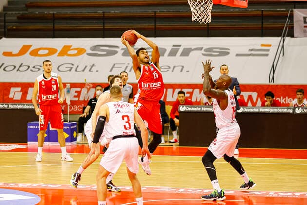 Mitte Kenneth Ogbe (Brose Bamberg, 25) links 03 Liam O Reilly (JobStairs Gießen 46ers) rechts 15 Brandon Bowman (JobStairs Gießen 46ers) JobStairs Gießen 46ers - Brose Bamberg, easyCredit Basketball Bundesliga, Saison 2020-2021, 5. Spieltag, Gießen, Germany, 06.12.2020, - Copyright: DanielxLöb