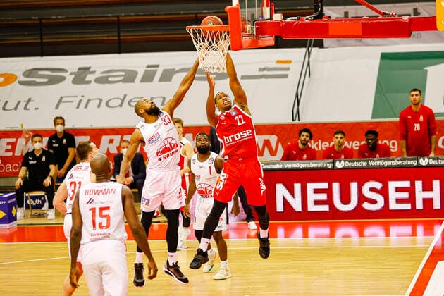 rechts Devon Hall (Brose Bamberg, 22) rechts 33 Brandon Thomas (JobStairs Gießen 46ers) JobStairs Gießen 46ers - Brose Bamberg, easyCredit Basketball Bundesliga, Saison 2020-2021, 5. Spieltag, Gießen, Germany, 06.12.2020, - Copyright: DanielxLöb