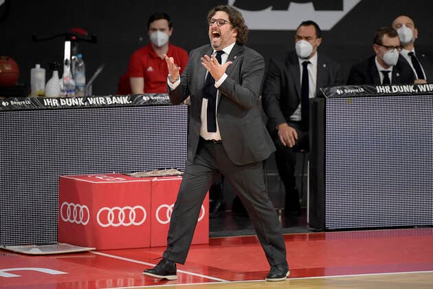 06.12.2020, xemx, Basketball BBL Bundesliga, FC Bayern Muenchen Basketball - BG Göttingen emspor, v.l. Head Coach Andrea Trinchieri (FC Bayern Basketball) gibt Anweisungen, gestikuliert mit den Armen, gesticulate, gives instructions (DFL DFB REGULATIONS PROHIBIT ANY USE OF PHOTOGRAPHS as IMAGE SEQUENCES and or QUASI-VIDEO) Muenchen