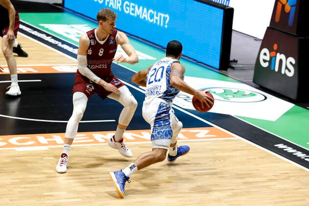 06.12.2020, easyCredit Basketball Bundesliga, BBL, Saison 2020 2021, Herren, Chemnitz Niners - Fraport Skyliners Frankfurt Rasheed Moore, Fraport Skyliner Frankfurt, Jan Niklas Wimberg, Niners Chemnitz Chemnitz Messe Chemnitz Sachsen Germany