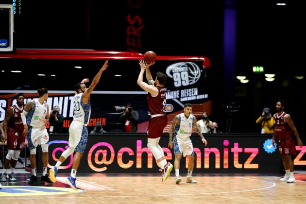 06.12.2020, easyCredit Basketball Bundesliga, BBL, Saison 2020 2021, Herren, Chemnitz Niners - Fraport Skyliners Frankfurt Rasheed Moore, Fraport Skyliner Frankfurt, Dominique Johnson, Niners Chemnitz Chemnitz Messe Chemnitz Sachsen Germany