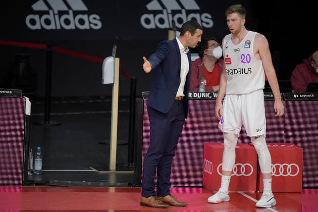 06.12.2020, xemx, Basketball BBL Bundesliga, FC Bayern Muenchen Basketball - BG Göttingen emspor, v.l. Head Coach Roel Moors (BG Goettingen) und Will Rayman (BG Goettingen) gibt Anweisungen, gestikuliert mit den Armen, gesticulate, gives instructions (DFL DFB REGULATIONS PROHIBIT ANY USE OF PHOTOGRAPHS as IMAGE SEQUENCES and or QUASI-VIDEO) Muenchen