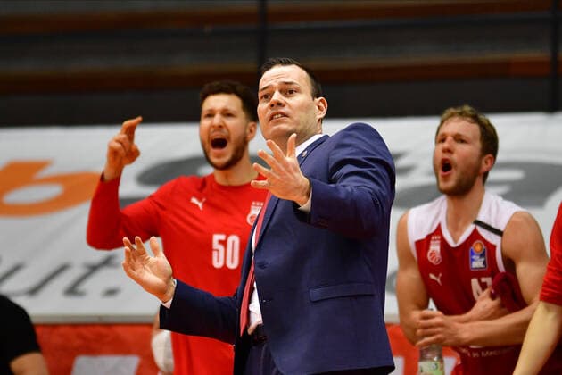 06.12.2020, xbrx, Basketball BBL Bundesliga, Giessen 46ers - Brose Bamberg emspor, v.l. Roijakkers, Johan (Trainer - brose Bamberg), gibt Anweisung, gestikuliert, mit den Armen gestikulieren Giessen