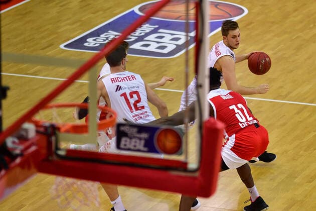 06.12.2020, xbrx, Basketball BBL Bundesliga, Giessen 46ers - Brose Bamberg emspor, v.l. Dribbling, dribbelt mit dem Ball, fuehrt den Ball, Kraushaar, Bjarne (4 - Giessen 46ers) Giessen