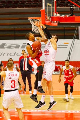 links Devon Hall (Brose Bamberg, 22) rechts 12 Johannes Richter (JobStairs Gießen 46ers) JobStairs Gießen 46ers - Brose Bamberg, easyCredit Basketball Bundesliga, Saison 2020-2021, 5. Spieltag, Gießen, Germany, 06.12.2020, - Copyright: DanielxLöb