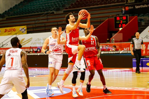 vorne Norense Odiase (Brose Bamberg, 32) JobStairs Gießen 46ers - Brose Bamberg, easyCredit Basketball Bundesliga, Saison 2020-2021, 5. Spieltag, Gießen, Germany, 06.12.2020, - Copyright: DanielxLöb