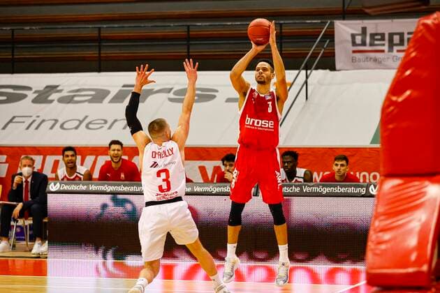 rechts Dominic Lockhart (Brose Bamberg, 03) links 03 Liam O Reilly (JobStairs Gießen 46ers) JobStairs Gießen 46ers - Brose Bamberg, easyCredit Basketball Bundesliga, Saison 2020-2021, 5. Spieltag, Gießen, Germany, 06.12.2020, - Copyright: DanielxLöb